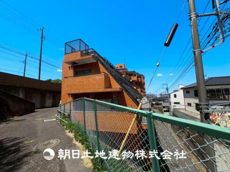 外観 【外観写真】直線的なフォルムと落ち着いた色合いが、都会的な雰囲気を演出しています。