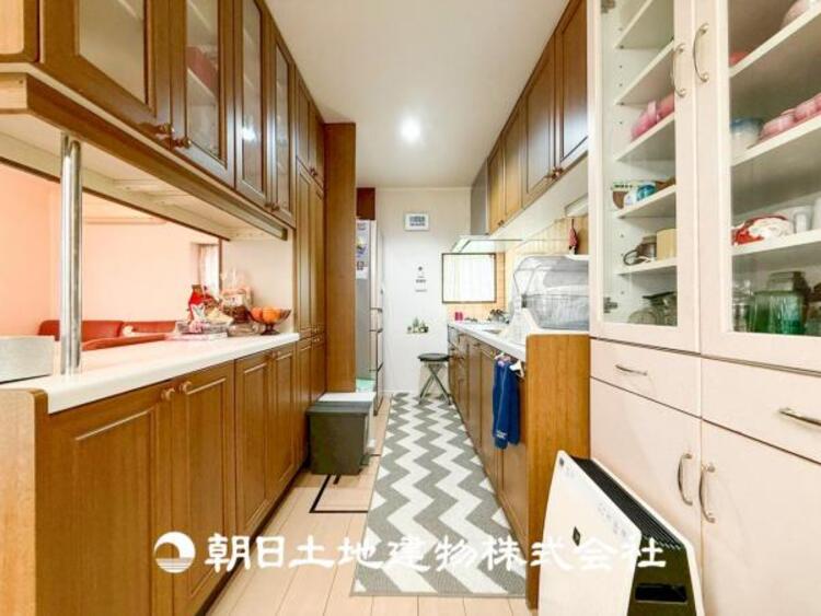 キッチン 【キッチン】住宅の主役でもあり、日常生活を過ごす上で重要な水回りでもあるからこそ機能性・デザイン性に拘りました。お掃除のしやすいシステムキッチンを設置しました。