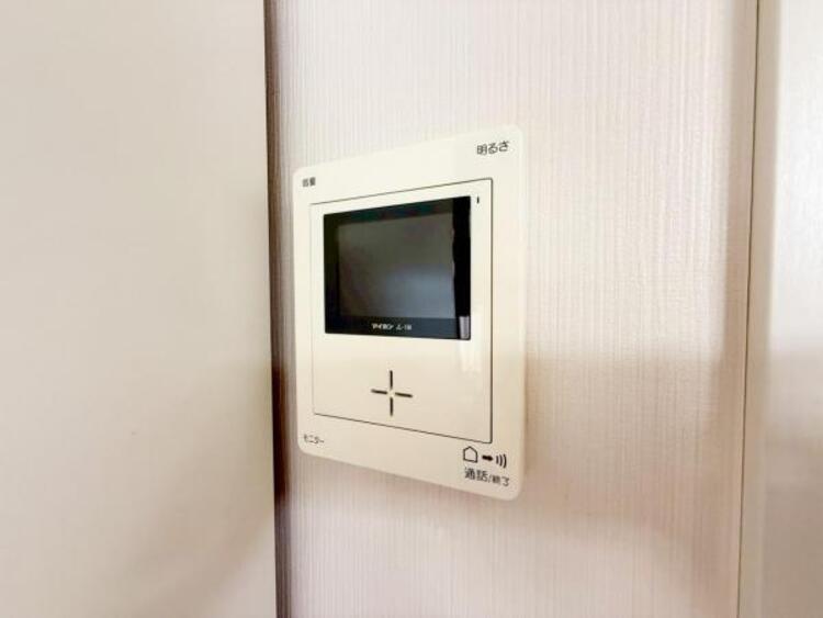 設備 【モニター付きインターホン】訪問者の確認が出来るので、セキュリティ対策にも最適のモニター付きインターホン。