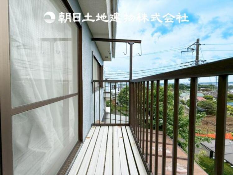 バルコニー 【バルコニー】広々としたバルコニースペース。日々のお洗濯もはかどります。陽当たりの良いバルコニー。お洗濯も良く乾きます。