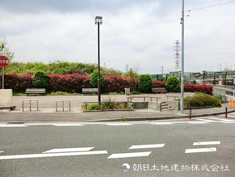 周辺 【西八朔第二公園】230ｍ　緑に囲まれた静かな住宅街にあり、遊具と広場がそろう公園。子どもが安心して遊べ、散歩や気分転換にも心地よい、地域の憩いのスポットです。