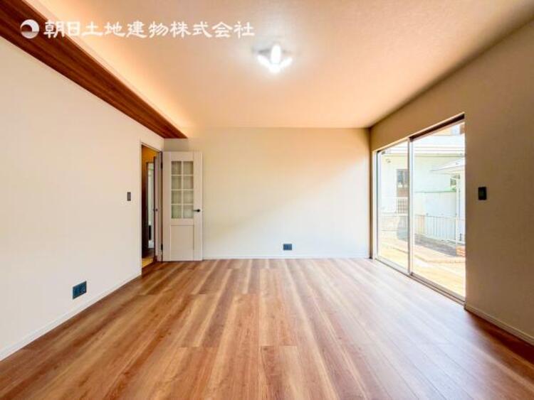 居間 リビングにあふれる採光と心地よい風のつどう調和された空間！！生活を彩る充実した日々が過ごせそうです。家族の滞在期間が長くなることを予測して、設計士が思いと工夫をこらした自慢のリビングダイニング！！！ 