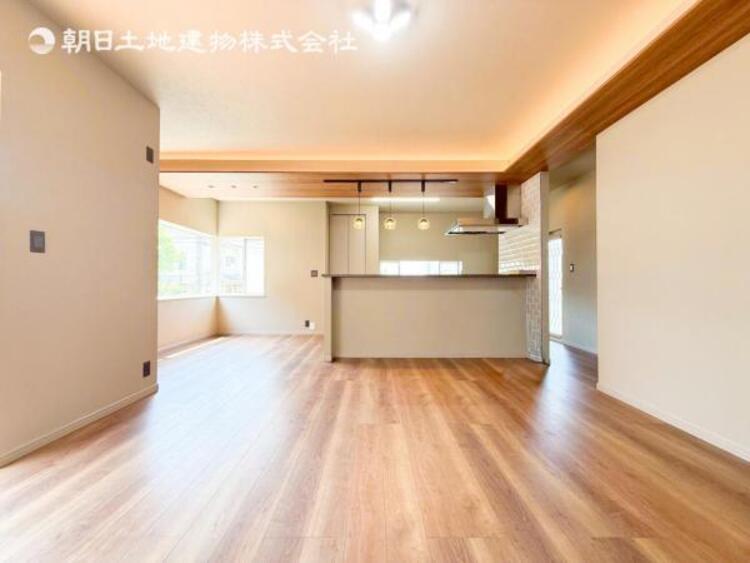 居間 開放感とプライベート感が見事に両立されたリビングダイニング！通常では相反するファクターがともにそろうと極上のくつろぎ空間が生まれます。だれにも譲りたくない至福の空間で過ごす日々は生活をより豊かにします 