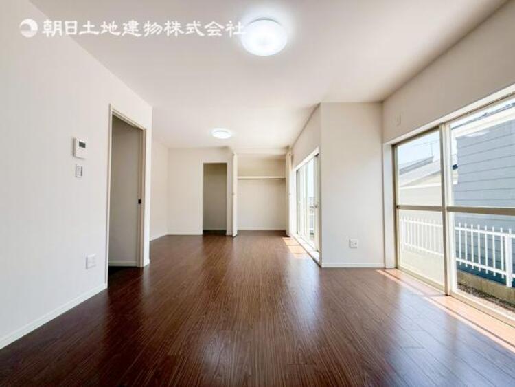 居間 リビングにあふれる採光と心地よい風のつどう調和された空間！！生活を彩る充実した日々が過ごせそうです。家族の滞在期間が長くなることを予測して、設計士が思いと工夫をこらした自慢のリビングダイニング！！！ 
