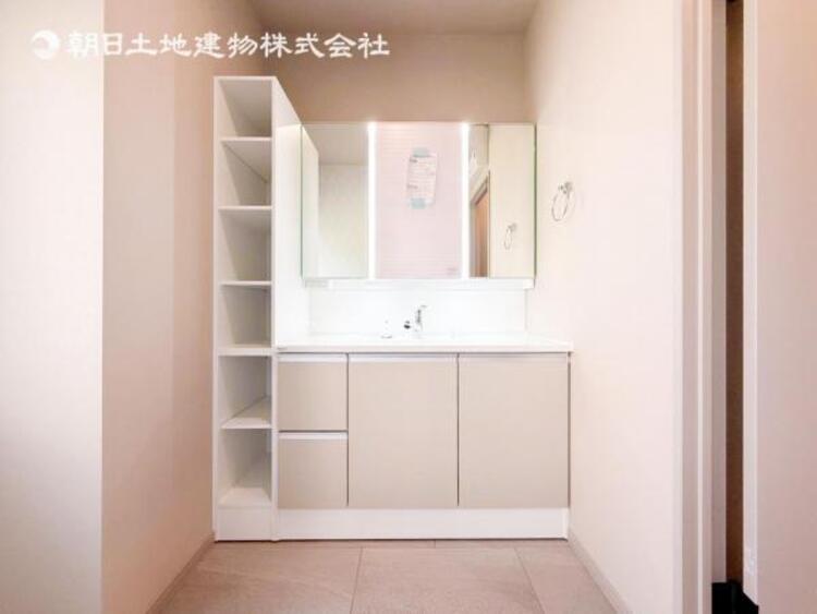 洗面 【洗面・脱衣所】使いやすい最新の洗面台にリフォーム済みです。ご入居時から気持ちよくお使いいただけます 