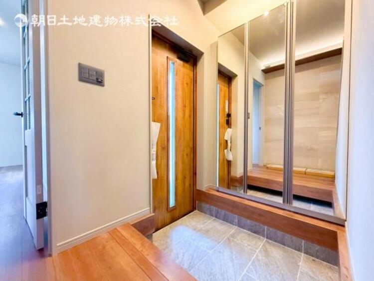 その他 【玄関】明るく広い玄関には収納力に優れたシューズボックス。　靴をスッキリと整頓することができます。 