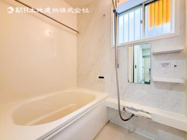 風呂 【浴室】使いやすい最新システムバスににリフォーム済みです。ご入居時から気持ちよくお使いいただけます。 