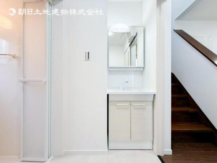 洗面 【洗面・脱衣所】使いやすい最新の洗面台にリフォーム済みです。ご入居時から気持ちよくお使いいただけます 
