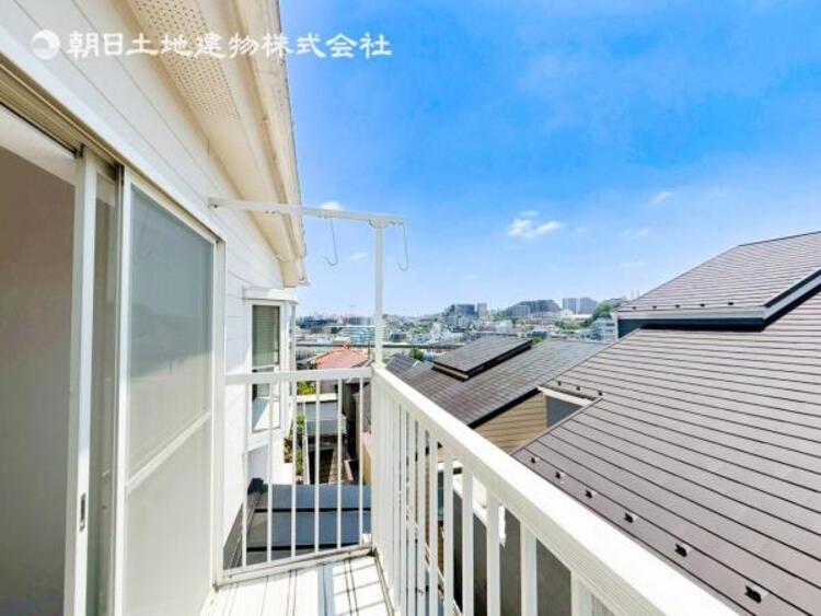 その他 【バルコニー】思わず大きく深呼吸したくなるバルコニー！空が青く、近く、広く感じる事が出来ます。 
