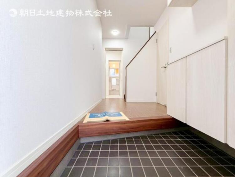 その他 【玄関】明るく広い玄関には収納力に優れたシューズボックス。　靴をスッキリと整頓することができます。 