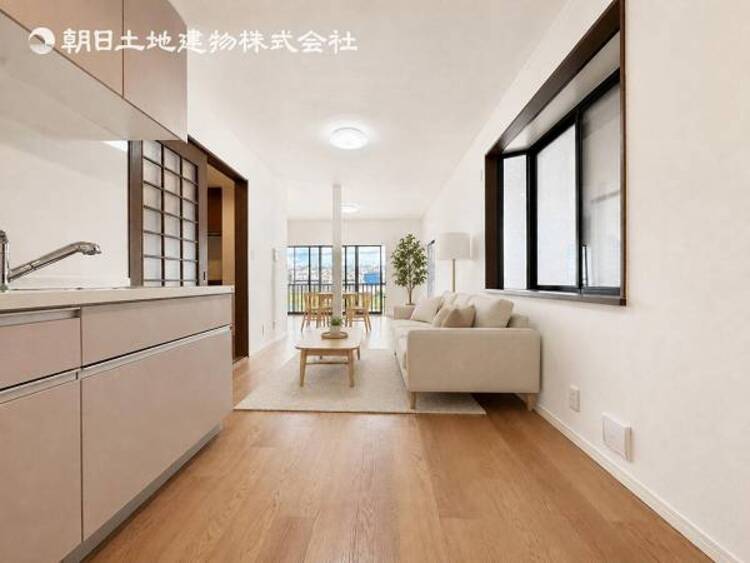 居間 開放感とプライベート感が見事に両立されたリビングダイニング！通常では相反するファクターがともにそろうと極上のくつろぎ空間が生まれます。だれにも譲りたくない至福の空間で過ごす日々は生活をより豊かにします 