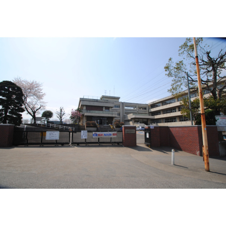 周辺 新久小学校(約640m)