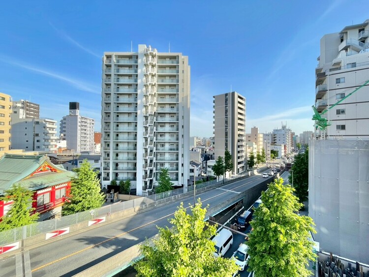 バルコニー 窓を開けると広がる青空。心をリフレッシュして日々を過ごしていきましょう。