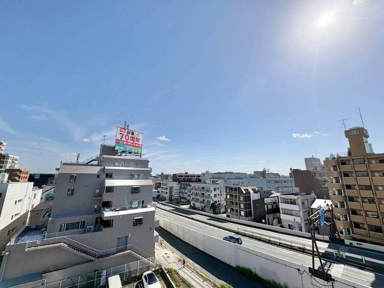 バルコニー 窓を開けると広がる青空。心をリフレッシュして日々を過ごしていきましょう。