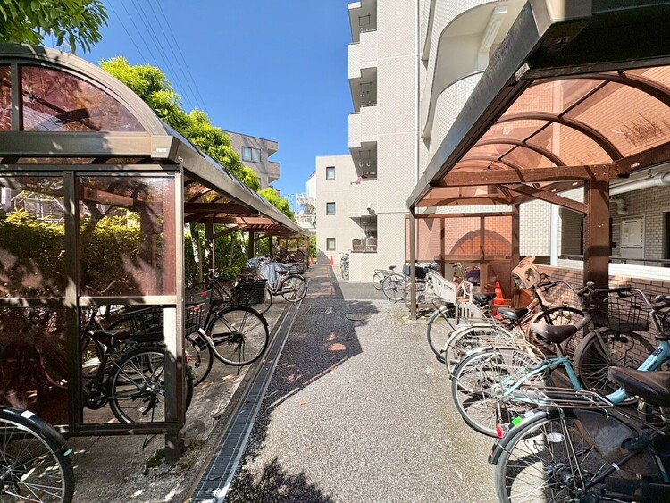 設備 きちんと整備された駐輪場。住む方の心遣いが感じられます。