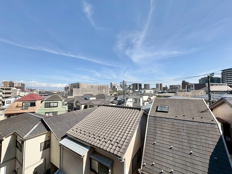 バルコニー 窓を開けると広がる青空。心をリフレッシュして日々を過ごしていきましょう。