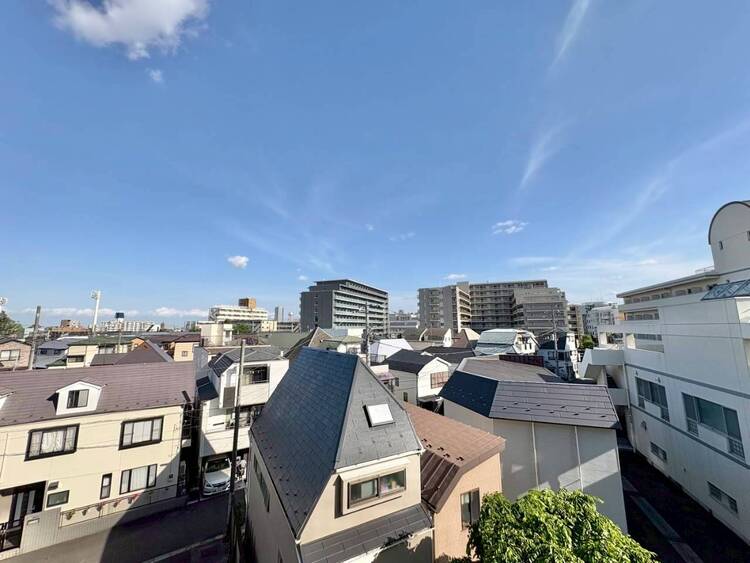 バルコニー 窓を開けると広がる青空。心をリフレッシュして日々を過ごしていきましょう。