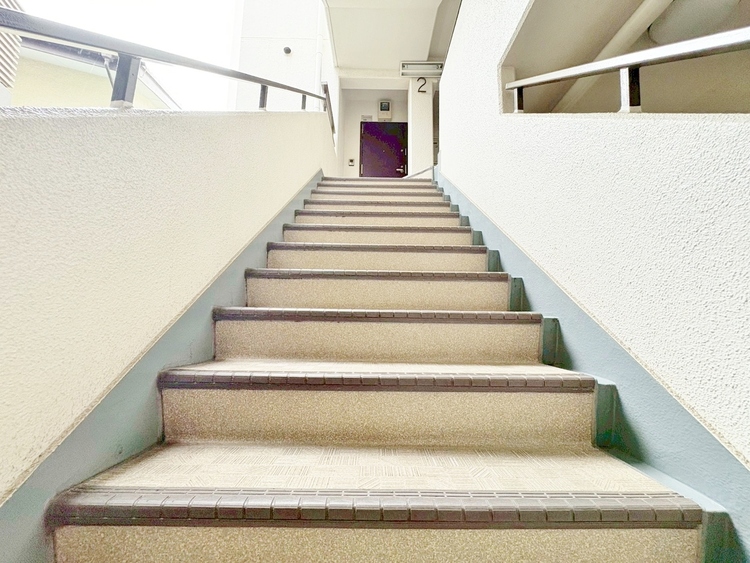 その他 落ち着いた雰囲気の階段。手すりも常設しているので、ゆったりお使いになれます。