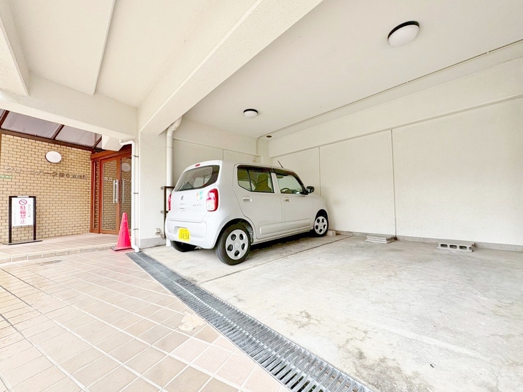 駐車場 本物件の駐車スペースです。車種制限のある場合もございますので、お気軽にお問い合わせくださいませ。