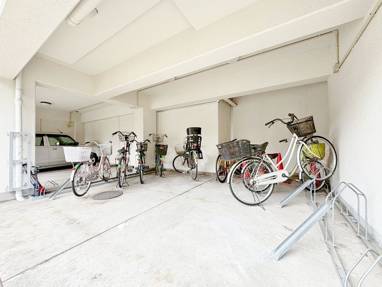 設備 きちんと整備された駐輪場。住む方の心遣いが感じられます。