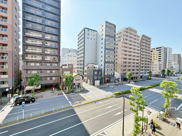 バルコニー 窓を開けると広がる青空。心をリフレッシュして日々を過ごしていきましょう。