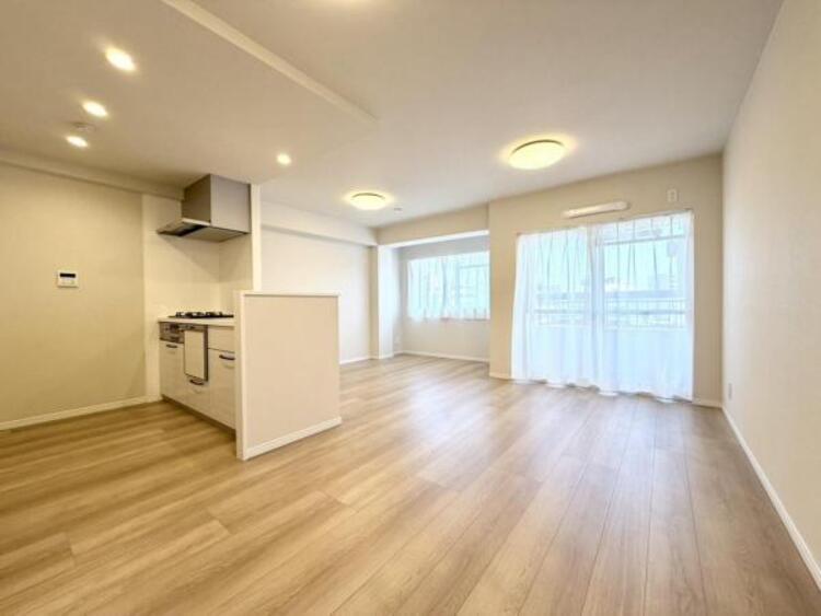 居間 リビングとつながるお部屋は、お友達が遊びに来た時にも使えますし、ちょっと疲れた時にお昼寝できるのも嬉しいですね。