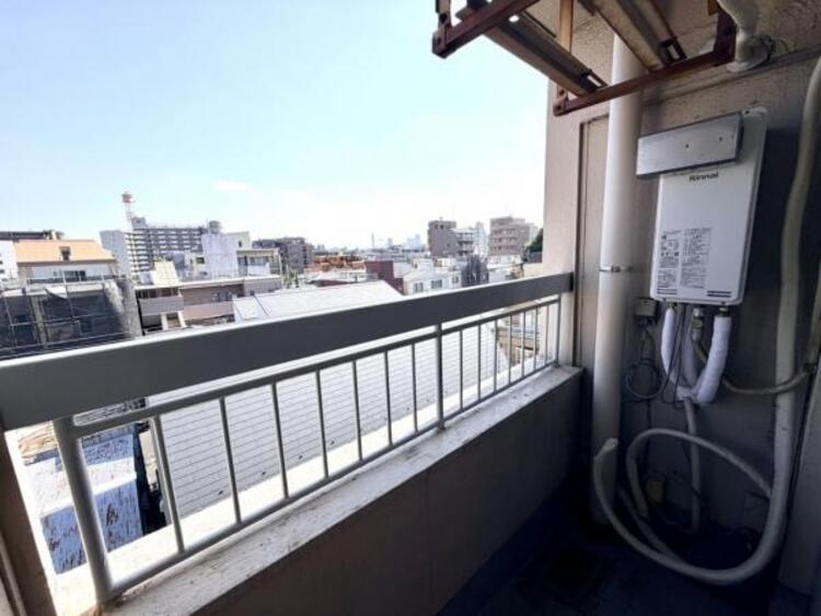 バルコニー 開放感のある眺望。陽光、風通しのよいワイドバルコニー。お洗濯物も乾かしやすいですね。 