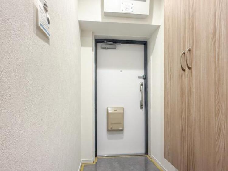 その他 シンプルで落ち着いたデザインの玄関が魅力です。