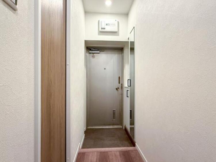 その他 シンプルで落ち着いたデザインの玄関が魅力です。