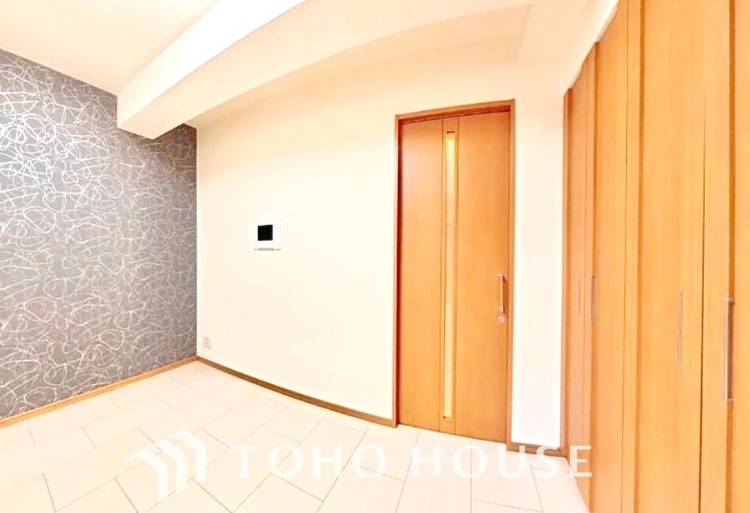 内装 風の通り道。舞い込んでくる風が優しく躍り、室内に爽やかな空気を運んでくる。そこに季節の息吹を感じて、いまがどんな季節なのかを実感する。
