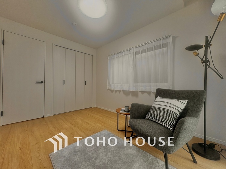 内装 使いやすく、明るい洋室に仕上がります。子供部屋や趣味のお部屋にご利用できます。ご自身で家具などを配置し、素敵な空間を創り上げられます。