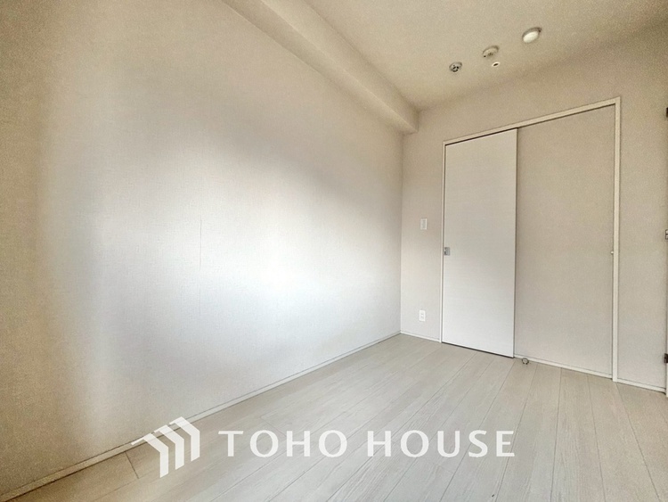 内装 使いやすく、明るい洋室に仕上がります。子供部屋や趣味のお部屋にご利用できます。ご自身で家具などを配置し、素敵な空間を創り上げられます。