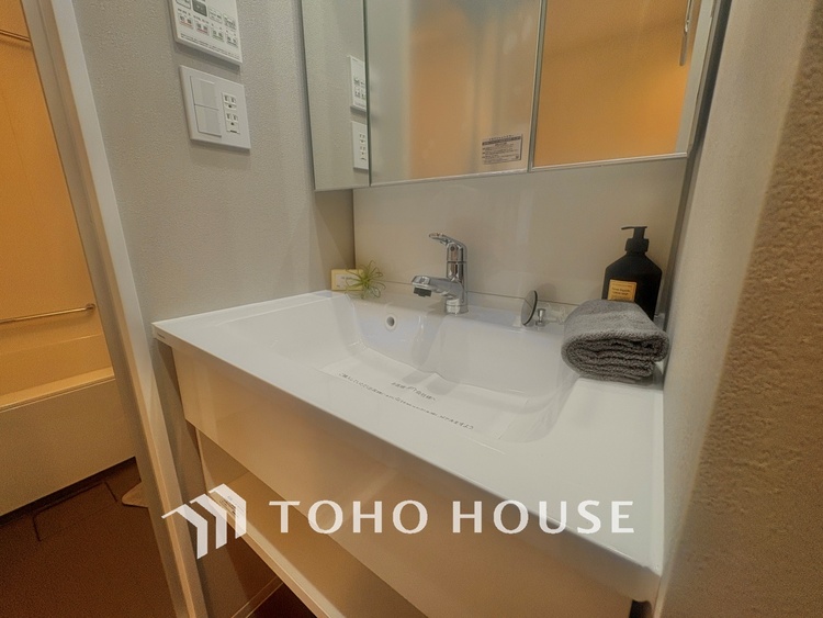 洗面 気持ちの良い朝をつくりだし、夕方には笑顔を取り戻させてくれるミラー。パウダールームはいつでも本来の自分を取り戻せる空間。明るく仕上げてあります。