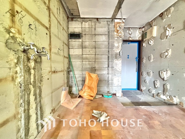 内装 【改装中】使いやすく、明るい洋室に仕上がります。子供部屋や趣味のお部屋にご利用できます。ご自身で家具などを配置し、素敵な空間を創り上げられます。