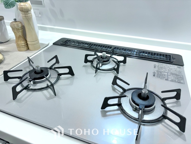 キッチン 毎日料理をする、料理が好き、家族が多くて量を作る必要がある、等の方々にとっては必須の３口コンロ。同時進行で効率アップはもちろん鍋を移動する回数が減り、無駄な動きを軽減することが出来ます。