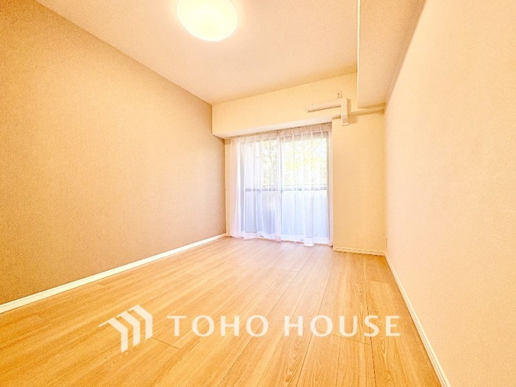 内装 【居室】ゆったりとした広さで、ベッドを置いても余裕のある空間です。