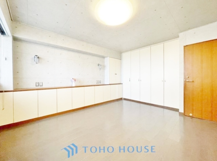 内装 ◆窓を開けると◆冷涼な風、そよぐリビング。だんらんの場所はここから始まり、ここで終わる。家族の笑顔が集う素敵な場所だから、こだわり抜いた思いが詰まっているのだと思う。