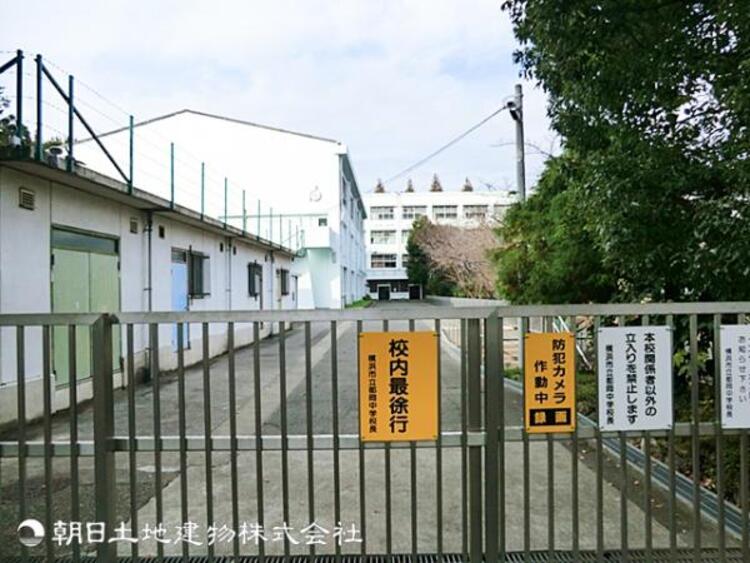 周辺 【都岡中学校】3380ｍ　静かな丘の上に立地する中学校です。「心豊かな人」を育てることを軸に協調性や社会性を育みます。小中学校が隣接しており進学後の環境の変化が少なく安心です。