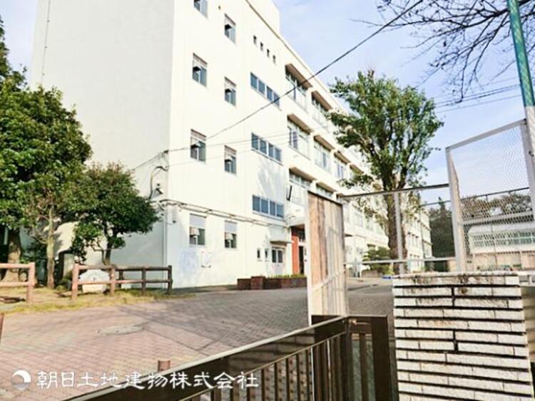 周辺 【上川井小学校】1230ｍ　畑や緑地が多く、視界の抜けている開放感あふれるエリアに立地しています。のどかな街並みで車通りも多すぎず、お子様の通学も安心です。