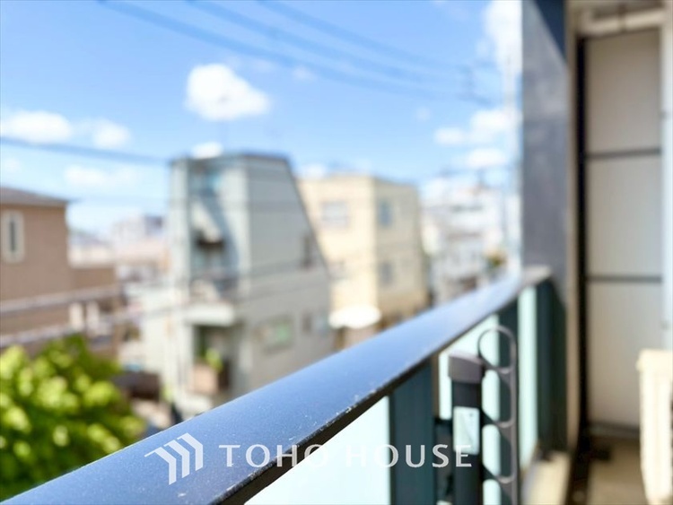 その他 【BALCONY】◆BLUE SKY◆自然の心地よさに包まれる。大開口の外に広がるのは爽やかな青空。