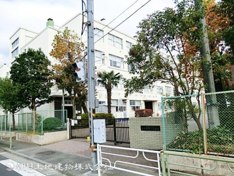 周辺 【長津田第二小学校】1880ｍ　静かな住宅地で車通りも比較的少ない安心の通学環境です。敷地が広くのびのび体を動かすことができ、学習面・生活面のサポートも丁寧です。
