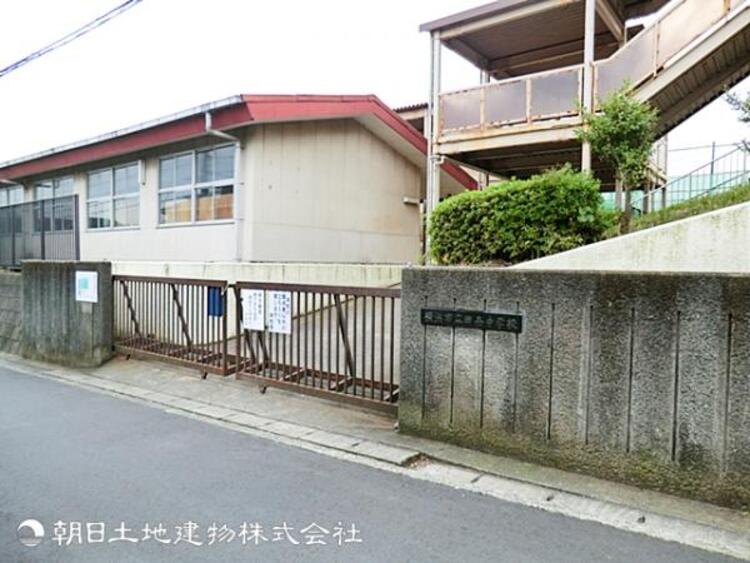 周辺 【田奈中学校】660ｍ　横浜市有数の大規模校で、部活動や学校行事、地域との交流が盛んな活気ある中学校です。生徒の自主性を尊重する校風のもと自立心が育まれます。