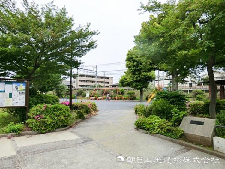 周辺 【長津田第二公園】480ｍ　線路沿いにある公園で、ブランコやすべり台が設置されており小さなお子様の遊び場や、お買い物帰りのちょっとした休憩に便利です。
