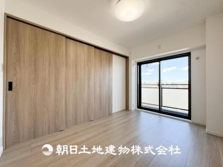内装 【居室】爽やかな空間演出とセンス良く纏められた室内は良質な寛ぎ空間。そこで暮らす大切な人達のことを考え造りこんだ空間は日々の生活に安らぎを与えてくれます。