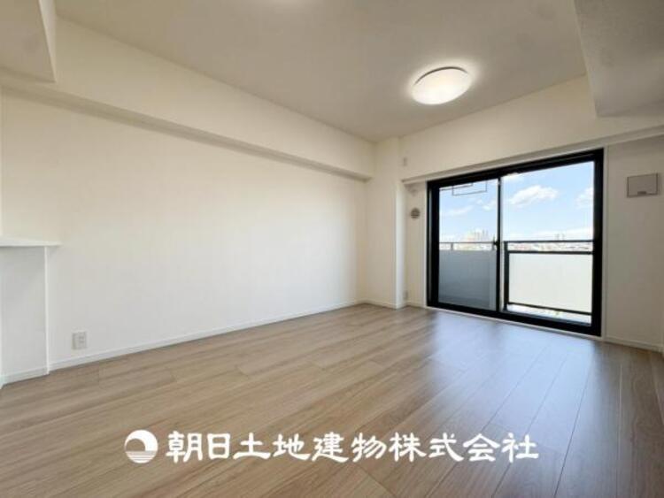 居間 【リビング】1日の中で最も長い時間を過ごすことになるリビングだからこそ、いつも笑顔があふれる空間であるように。広々とした空間から幸せな未来を。