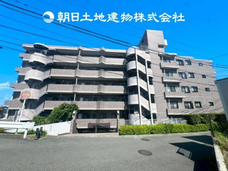 外観 【外観写真】表現された空間はたくさんの光を浴び、風を感じ、暮らしの時間を豊かにしてくれます。デザインされた空間と競い合うかのような充実した建物と共に大切な家族の思い出を刻んでいきます。