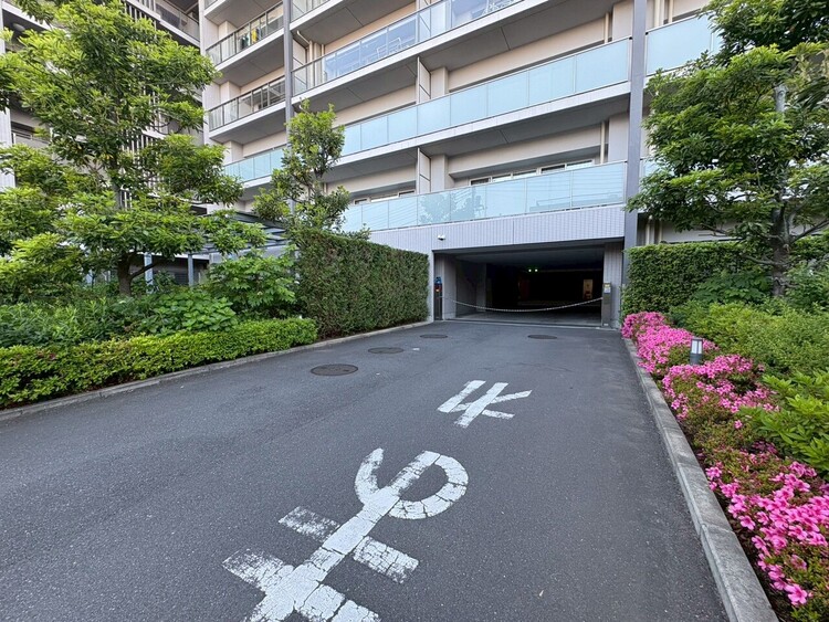 駐車場 本物件の駐車スペースです。車種制限のある場合もございますので、お気軽にお問い合わせくださいませ。