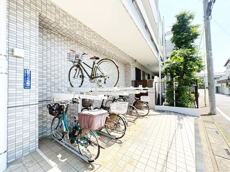 設備 整理整頓された駐輪場で、管理体制の良好さがうかがえます。