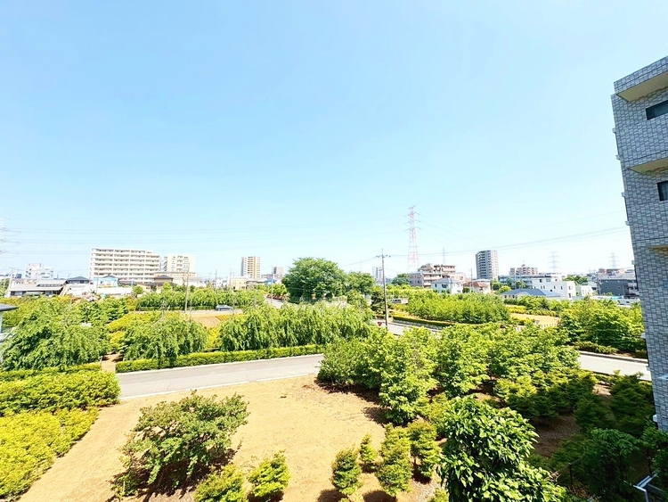 バルコニー 窓を開けると広がる青空。心をリフレッシュして日々を過ごしていきましょう。