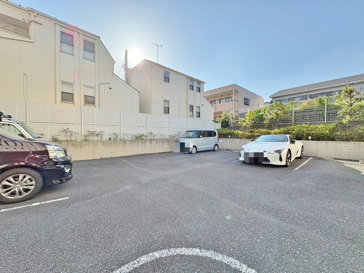 駐車場 本物件の駐車スペースです。車種制限のある場合もございますので、お気軽にお問い合わせくださいませ。